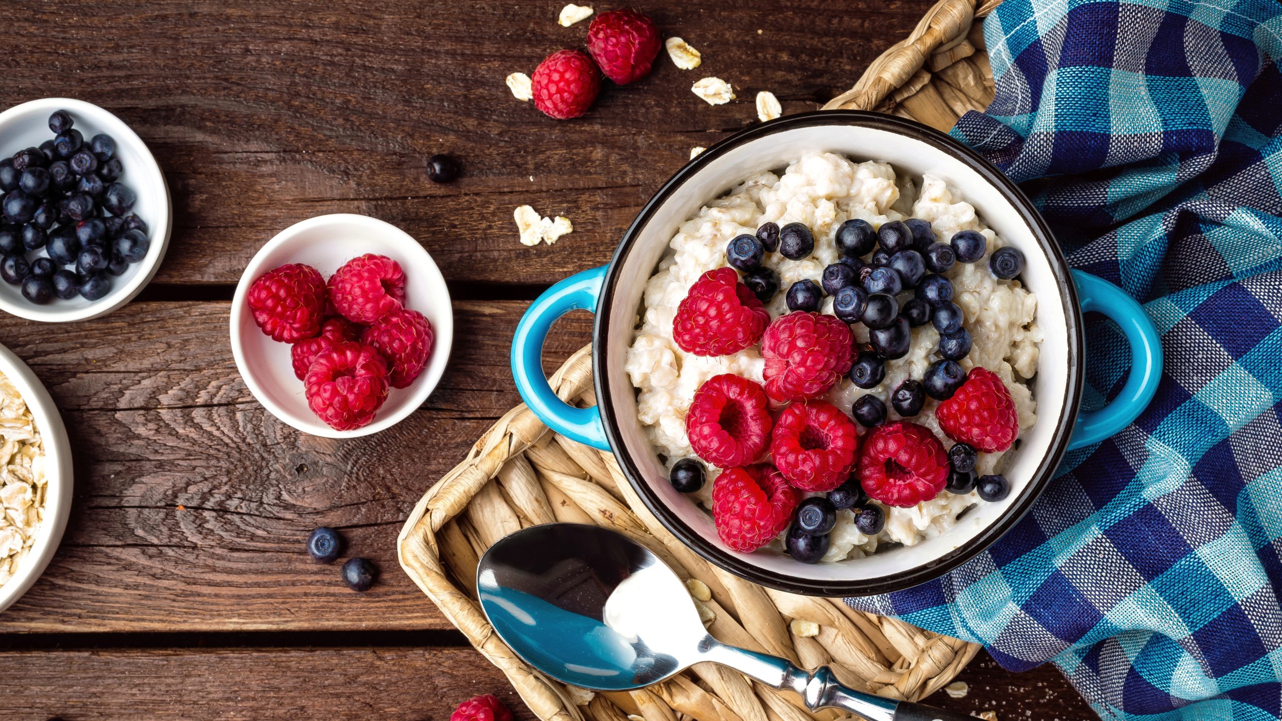 Haferflocken mit Leinsamen und Beeren