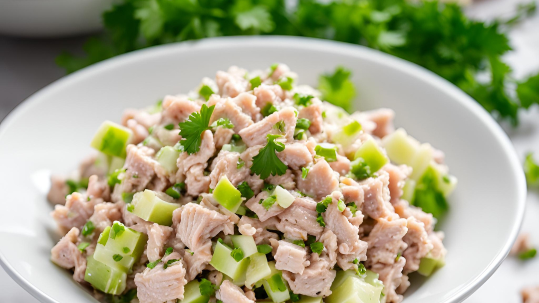 Thunfisch-Salat mit Sellerie und Petersilie