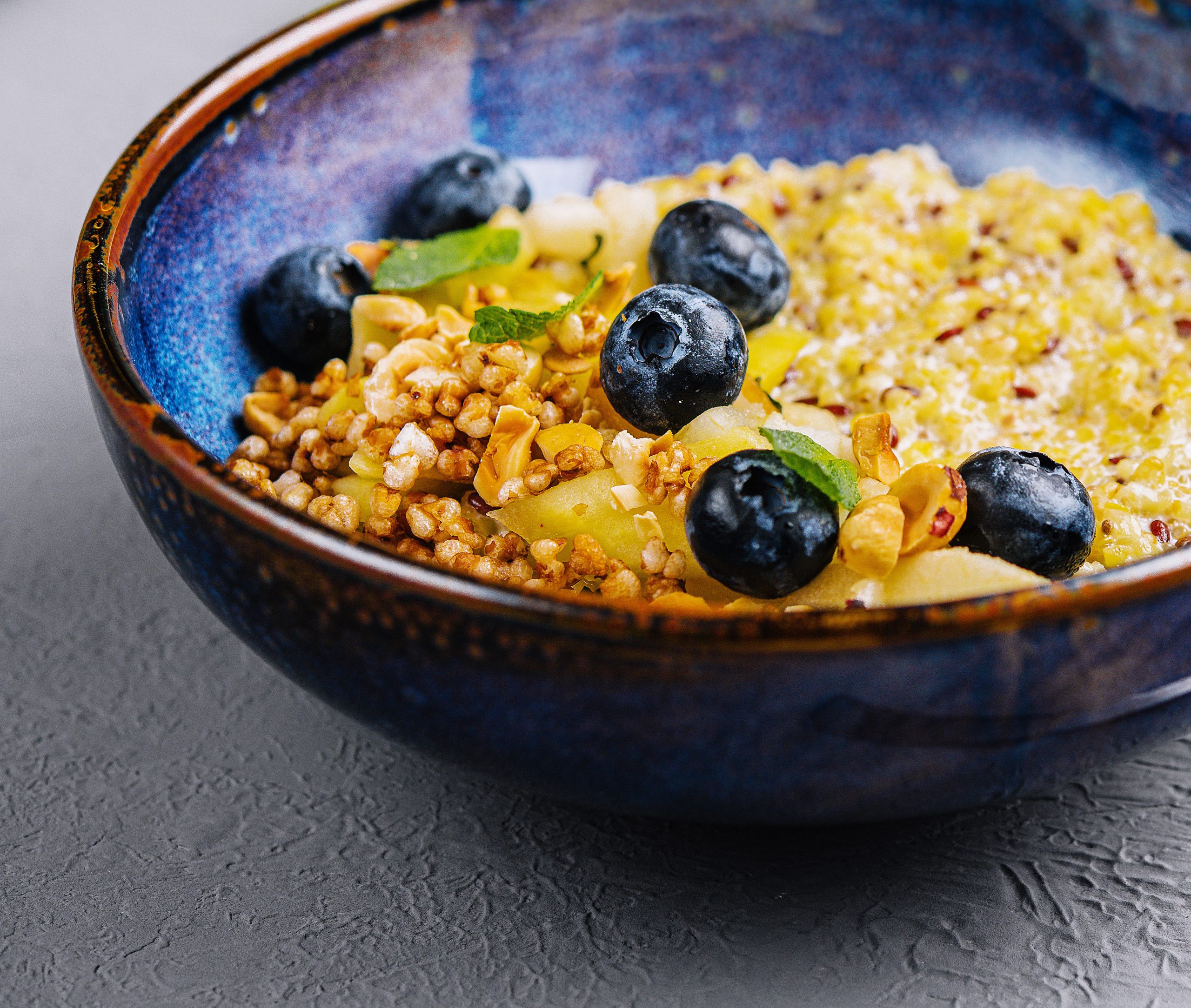 Safran-Quinoa-Porridge mit Beeren