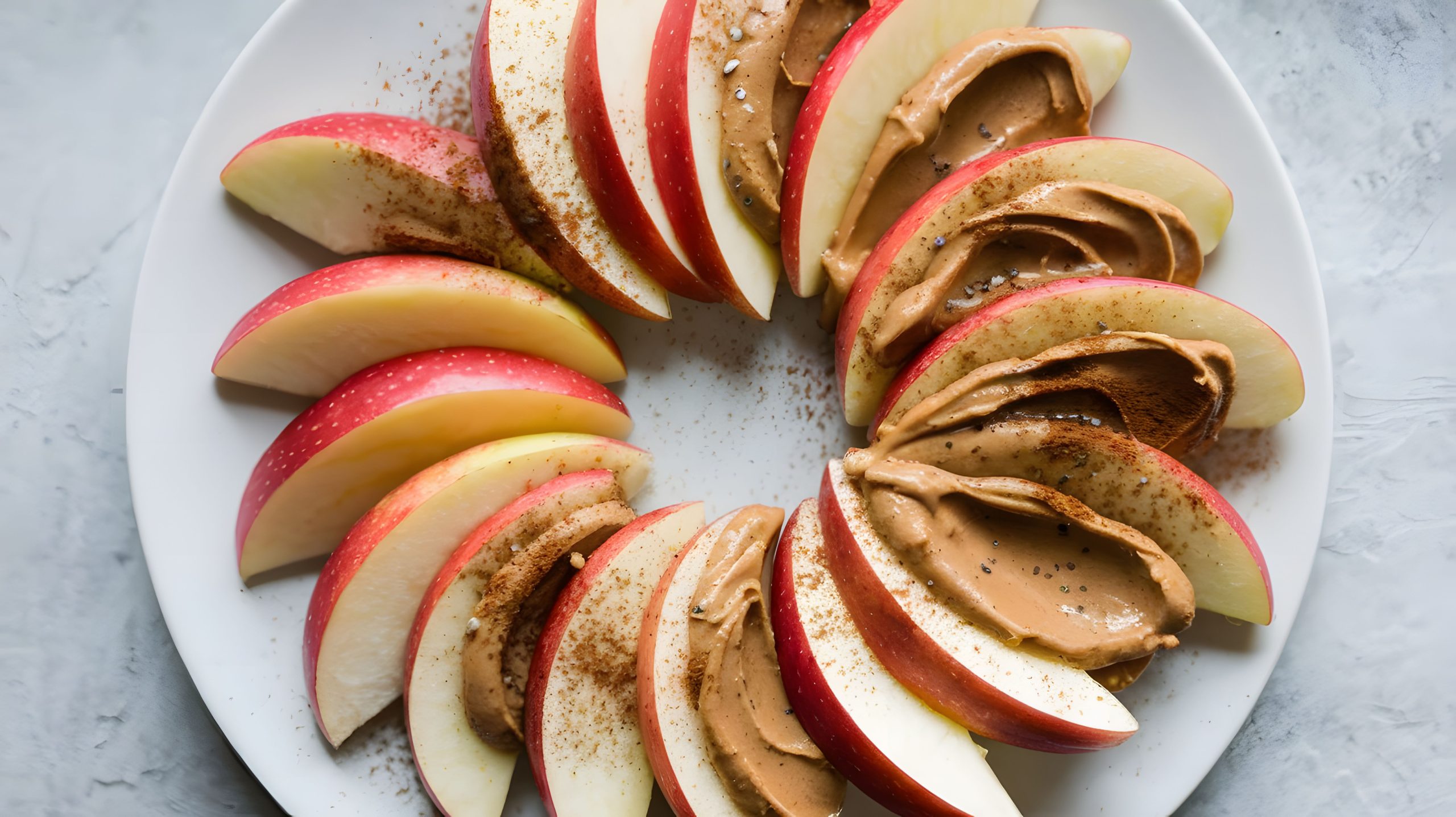 Apfelscheiben mit Erdnussbutter und Zimt