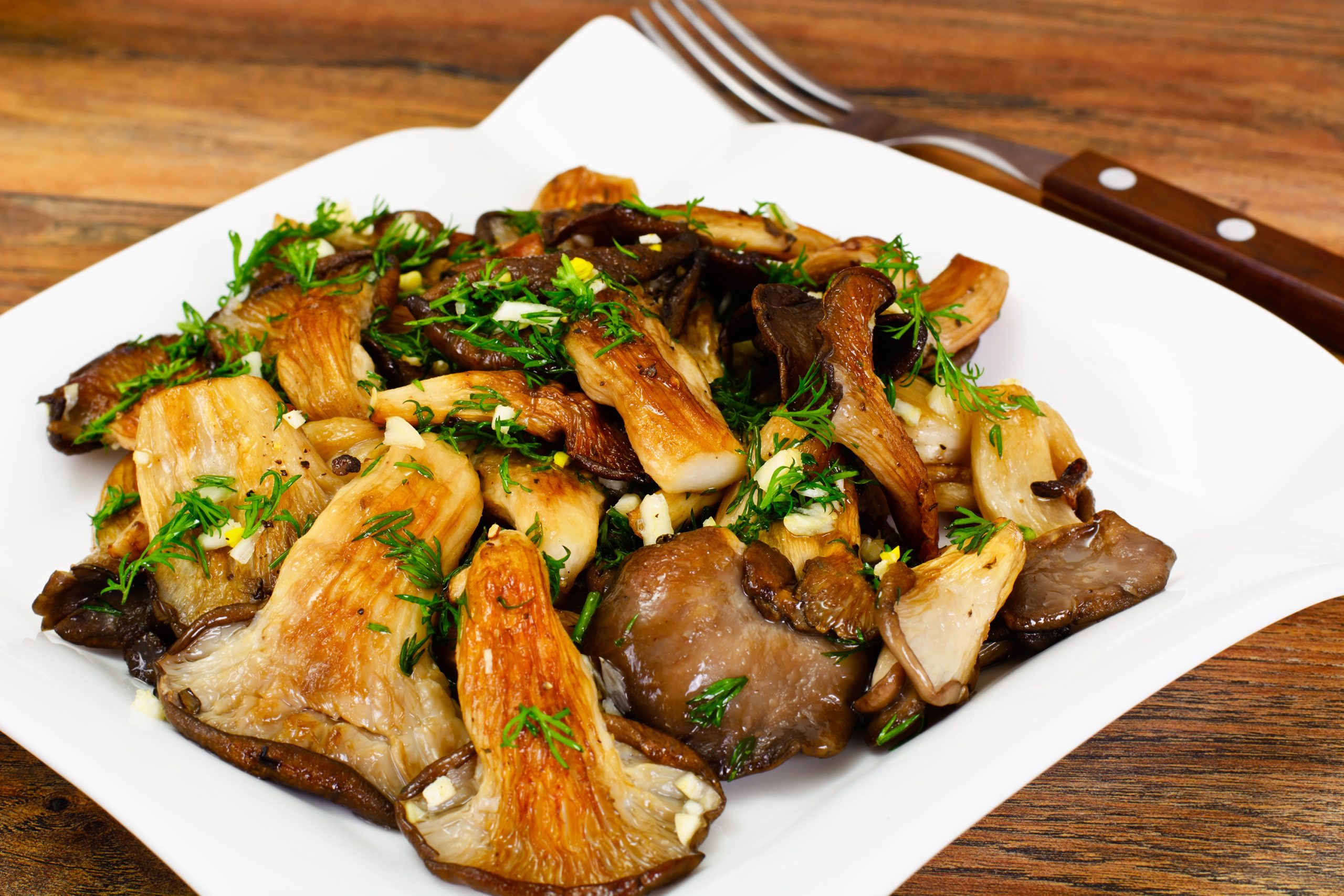 Gebratene Austernpilze mit Knoblauch und Petersilie