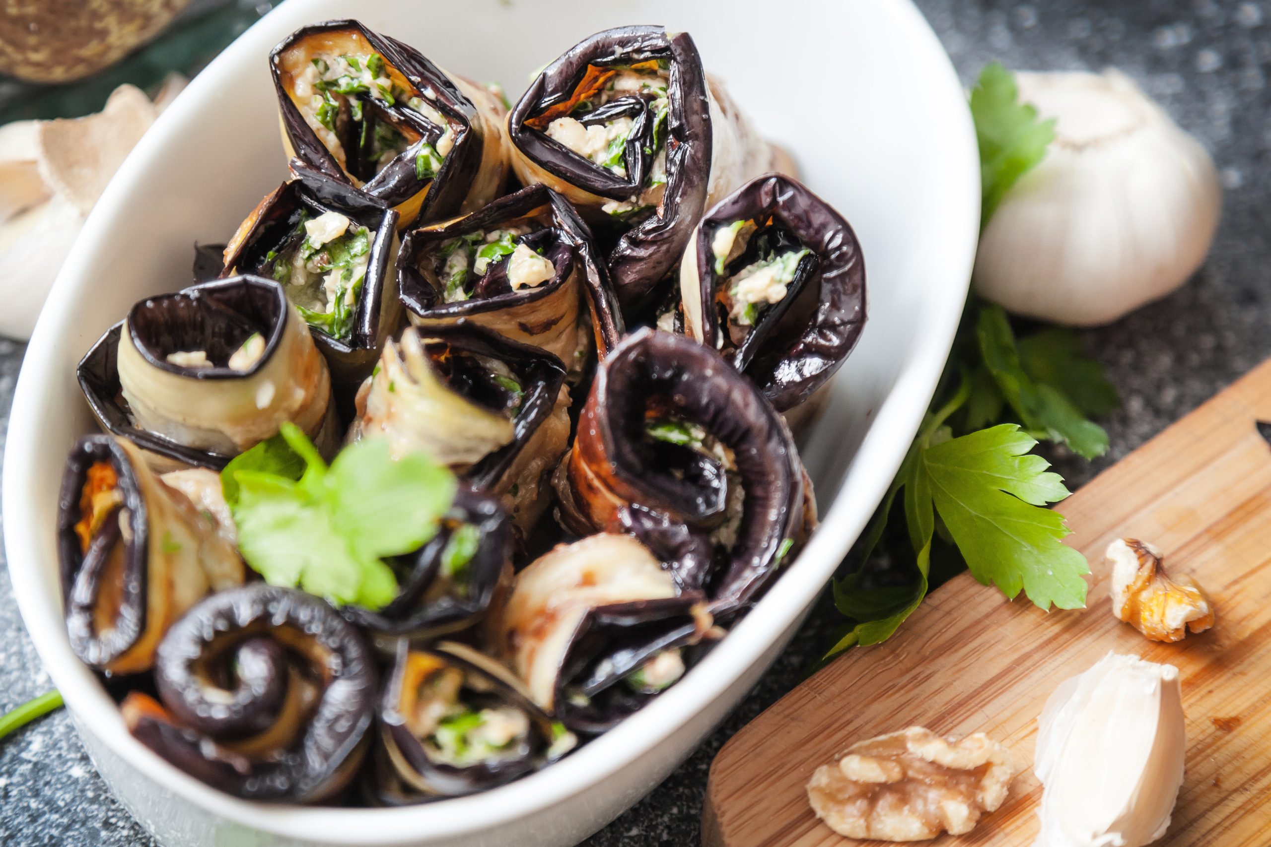 Auberginen-Rollen mit Walnuss-Füllung