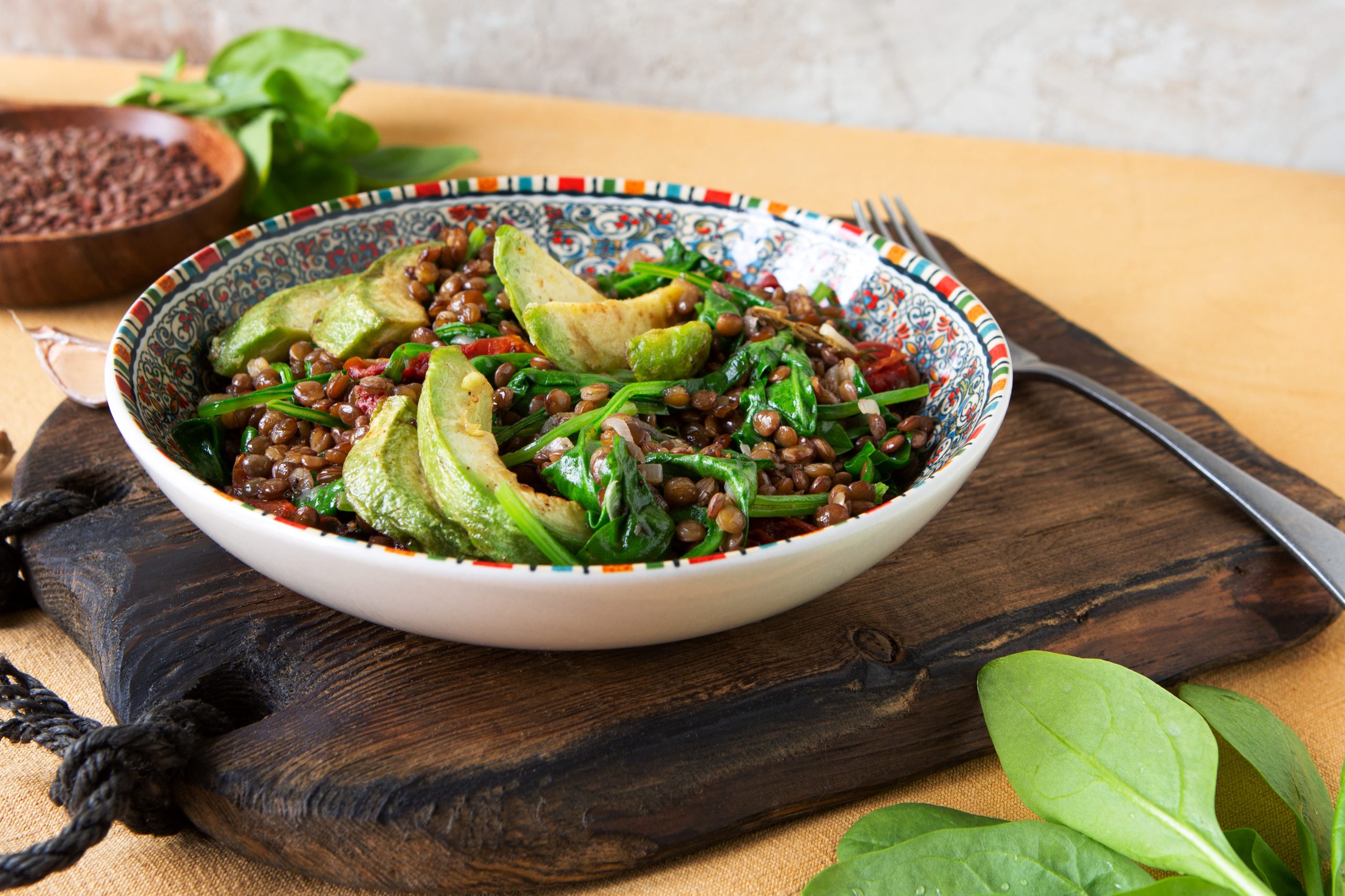Linsensalat mit Avocado und Walnüssen