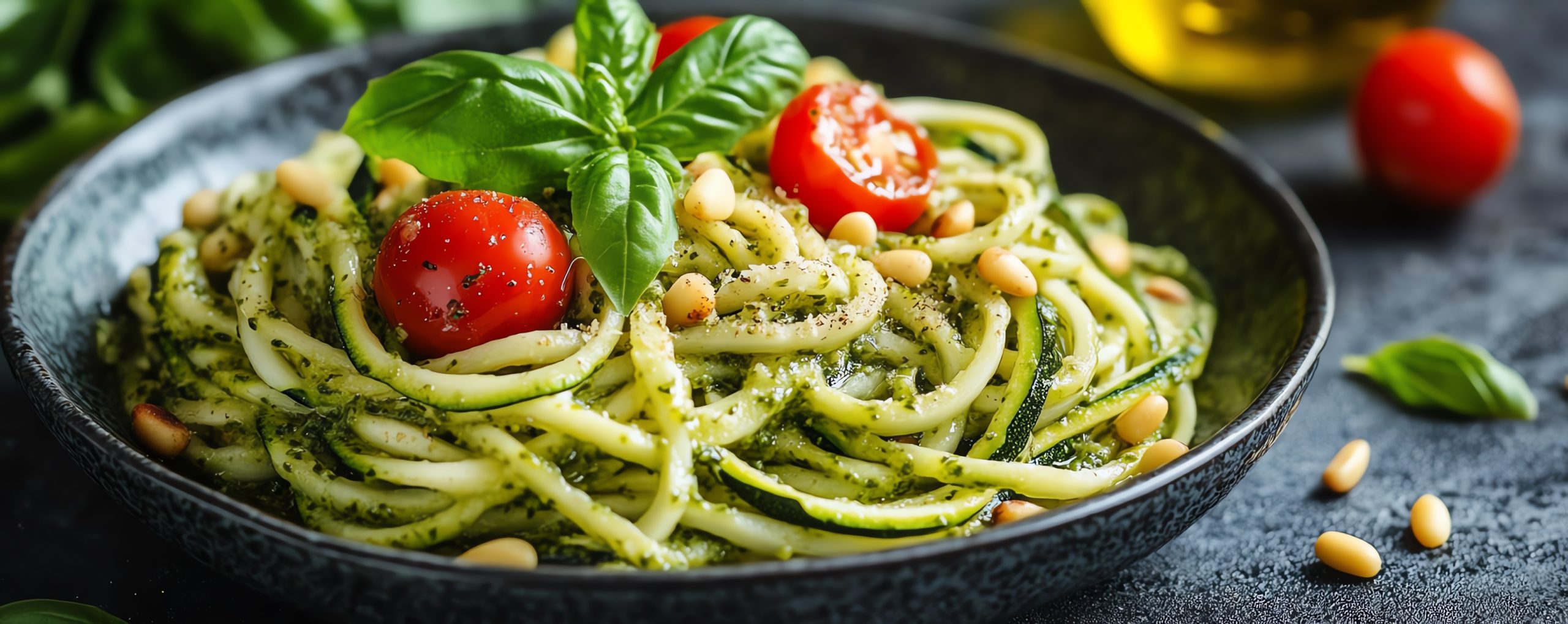 Zucchini-Nudeln mit Pesto und Pinienkernen